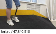 A woman with a modern robotic prosthetic leg is working out in the gym. Стоковое видео, видеограф Андрей Шалари / Фотобанк Лори