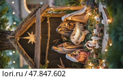 Christmas nativity scene of born child baby Jesus Christ in the manger with Joseph and Mary. Vertical footage. Стоковое AI-видео, аниматор Ирина Старикова / Фотобанк Лори