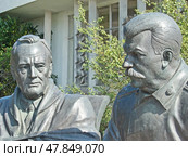 Франклин Делано Рузвельт и Иосиф Сталин. Памятник (фрагмент) является знаменитой сценой фотосессии лидеров «большой тройки» антигитлеровской коалиции в итальянском дворике Ливадийского дворца во время Ялтинской конференции в феврале 1945. Южный берег Крыма, Ливадия, Россия, (2021 год). Редакционное фото, фотограф Сергей Елизарьев / Фотобанк Лори