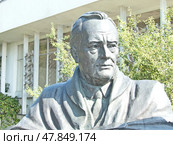 Франклин Делано Рузвельт. Памятник (фрагмент) является знаменитой сценой фотосессии лидеров «большой тройки» антигитлеровской коалиции в итальянском дворике Ливадийского дворца во время Ялтинской конференции в феврале 1945. Южный берег Крыма, Ливадия, Россия, (2021 год). Редакционное фото, фотограф Сергей Елизарьев / Фотобанк Лори