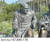 Уинстон Черчилль. Памятник (фрагмент) является знаменитой сценой фотосессии лидеров «большой тройки» антигитлеровской коалиции в итальянском дворике Ливадийского дворца во время Ялтинской конференции в феврале 1945. Южный берег Крыма, Ливадия, Россия (2021 год). Редакционное фото, фотограф Сергей Елизарьев / Фотобанк Лори