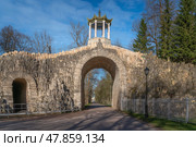 View of the arch "Big Caprice" over the Podkaprizovaya road in the Alexander Park of Tsarskoye Selo on a sunny spring day, Pushkin, St. Petersburg, Russia. Стоковое фото, фотограф Ula Ulachka / Фотобанк Лори