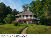 House-Museum of A. P. Hannibal in the Petrovskoye estate of the natural landscape Reserve of A. S. Pushkin on a sunny summer day, Pushkinskie Gory, Pskov region, Russia. Стоковое фото, фотограф Ula Ulachka / Фотобанк Лори