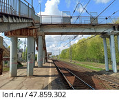 Старый пешеходный мост над Ж/Д путями с выходами на платформу.   Станция Горьковского направления Московской железной дороги ДРЕЗНА . Московская область , Орехово Зуевский район. Редакционное фото, фотограф stargal / Фотобанк Лори