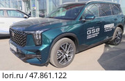 Новый автомобиль GAC GS8 рядом с автосалоном официального дилера. Китайский производитель автомобилей. Редакционное видео, видеограф FotograFF / Фотобанк Лори