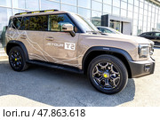 Новый автомобиль Jetour T2 рядом с автосалоном официального дилера. Китайский производитель автомобилей. Редакционное фото, фотограф FotograFF / Фотобанк Лори