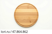 Polished light brown round wooden cutting board with beveled edges and natural grain patterns on a white background. Стоковое AI-изображение, AI-художник Андрей Бакусов / Фотобанк Лори