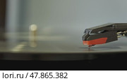 Old vinyl record player turning. Стоковое видео, видеограф Михаил Коханчиков / Фотобанк Лори