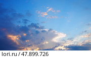 Experience the beauty of a breathtaking sunset as vibrant yellow, orange, gray, and blue clouds dance across the evening sky, creating a serene and enchanting atmosphere that captivates the soul. Стоковое видео, видеограф Юлия Петровская / Фотобанк Лори