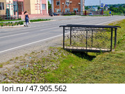 Село Юргинское. Резной пешеходный мостик через канаву (2016 год). Стоковое фото, фотограф Александр Тараканов / Фотобанк Лори