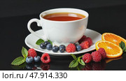 White cup with a blueberry and raspberry on it. Стоковое AI-видео, аниматор Sergey Grishin / Фотобанк Лори