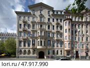 Дом 33 на Старой Басманной улице в Москве. Редакционное фото, фотограф Дмитрий Неумоин / Фотобанк Лори