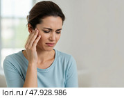 Крупный план женщины, которая держится рукой за щеку, испытывая зубную боль. Стоковое AI-изображение, AI-художник Анжелика Самсонова / Фотобанк Лори
