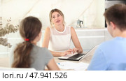 An insurance agent tells a young couple the terms of property and life insurance. Стоковое видео, видеограф Яков Филимонов / Фотобанк Лори