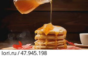 A stack of fluffy pancakes with a cascade of maple syrup pouring over them. Стоковое AI-видео, аниматор Михаил Строгалев / Фотобанк Лори