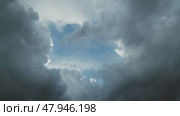 Storm clouds and hole with blue sky. Стоковое видео, видеограф Михаил Коханчиков / Фотобанк Лори