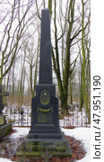 Обелиск на могиле Ивана Федоровича Досса (1839 - 1900). Волковское лютеранское кладбище, Санкт-Петербург, Россия (2021 год). Редакционное фото, фотограф Алексей Иванов / Фотобанк Лори