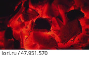 Glowing red charcoal embers with textured surface and intense heat effects. Стоковое видео, видеограф Татьяна Лобанова / Фотобанк Лори