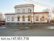 Дом-музей А.В. Суворова в городе Ижевске. Старинный купеческий дом Ижевская Епархия православной церкви House-museum of A.V. Suvorov in the city of Izhevsk. Old merchant house Izhevsk Diocese of the Orthodox Church. Редакционное фото, фотограф Юрий Карачев / Фотобанк Лори