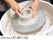 diligent work on the potter's wheel. Стоковое фото, фотограф Яков Филимонов / Фотобанк Лори