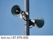 two loudspeakers on a pole against a blue sky background. Стоковое фото, фотограф ~✿Eлена Челышева(Кочина)✿~ / Фотобанк Лори