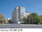 Граффити с изображением Ивана Даниловича Черняховского на доме № 9. Динамовская улица, Москва, Россия (2024 год). Редакционное фото, фотограф Елена Коромыслова / Фотобанк Лори