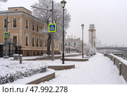 Sofiyskaya embankment of the Moskva River with ancient mansions in heavy snowfall on a winter day, Moscow, Russia. Стоковое фото, фотограф Ula Ulachka / Фотобанк Лори
