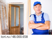 Portrait of professional experienced door installer in room being renovated. Стоковое фото, фотограф Яков Филимонов / Фотобанк Лори