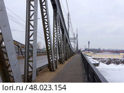 Тротуар Староволжского моста. Тверь (2021 год). Редакционное фото, фотограф Алексей Иванов / Фотобанк Лори