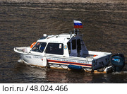 MOSCOW, Russia - April 28, 2025: Rescue boat of the Ministry of Emergency Situations and a lifeguard on the Moskva River. Редакционное фото, фотограф Photojuli / Фотобанк Лори