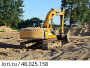 Экскаватор JCB 220 на строительной площадке (2022 год). Редакционное фото, фотограф Дмитрий Сакретарев / Фотобанк Лори