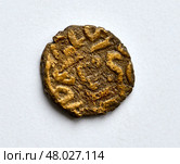 Монета хана Джанибека ( медная Ордынская монета ), Сарай аль -Джедид, сер. XIV века. На обороте монеты изображен стилизованный двухглавый орел. Стоковое фото, фотограф Павел Просянов / Фотобанк Лори