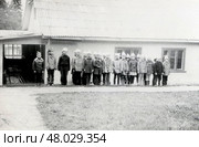 Группа детей в пилотках у здания. Стоковое фото, фотограф Retro / Фотобанк Лори