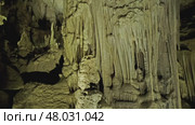 Beautiful cave with stalactites. Стоковое видео, видеограф Михаил Коханчиков / Фотобанк Лори