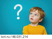 Ребенок в замешательстве с вопросительным знаком на фоне. Стоковое AI-изображение, AI-художник Александр Жуков / Фотобанк Лори