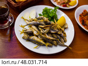 Delicious fried red mullet fish with parsley and lemon. Стоковое фото, фотограф Яков Филимонов / Фотобанк Лори