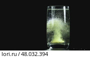 Aspirin dissolves in water. Filmed on a high-speed camera at 1000 fps. Стоковое видео, видеограф Артем Шадрин / Фотобанк Лори