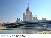 Высотное здание на Котельнической набережной и Большой Устьинский мост в Москве, Россия (2024 год). Стоковое фото, фотограф Елена Коромыслова / Фотобанк Лори