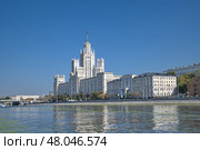 Котельническая набережная в Москве солнечным днем, Россия (2024 год). Редакционное фото, фотограф Елена Коромыслова / Фотобанк Лори