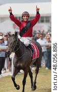 Victorious jockey celebrates winning horse race. Стоковое AI-видео, аниматор Юрий Поздников / Фотобанк Лори