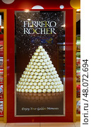 Ferrero Rocher advertisement in Kuala Lumpur airport (2017 год). Редакционное фото, фотограф Александр Подшивалов / Фотобанк Лори