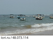Лодки пришвартованы в спокойных водах океана недалеко от пляжа Boats Moored on Tranquil Ocean Waters Near Beach. Стоковое фото, фотограф Соболева Наталия / Фотобанк Лори
