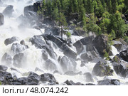 Водопад Учар, Алтай. Fall of water between large stones in forest. Uchar waterfall in Altai Republic. Стоковое фото, фотограф Екатерина Якименко / Фотобанк Лори