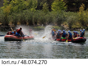 Турция, Анталья,групповой рафтинг по спокойной реке.Türkiye, Antalya,Group Rafting Adventure on a Serene River (2014 год). Редакционное фото, фотограф Соболева Наталия / Фотобанк Лори