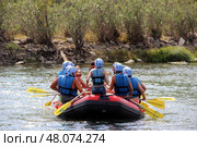 Турция, Анталья,групповой рафтинг по спокойной реке.Türkiye, Antalya,Group Rafting Adventure on a Serene River (2014 год). Редакционное фото, фотограф Соболева Наталия / Фотобанк Лори