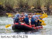 Турция, Анталья,групповой рафтинг по спокойной реке.Türkiye, Antalya,Group Rafting Adventure on a Serene River (2014 год). Редакционное фото, фотограф Соболева Наталия / Фотобанк Лори