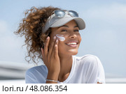 Woman Applying Sunscreen for Sun Protection, Skincare Routine Close-Up. Женщина наносит солнцезащитный крем для защиты от солнца, уход за кожей. Стоковое AI-изображение, AI-художник Katsiaryna Repich / Фотобанк Лори