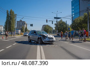 Car Accident at Busy Intersection with Multiple Eyewitnesses. Автомобильная авария на оживленном перекрестке с несколькими очевидцами. Стоковое AI-изображение, AI-художник Katsiaryna Repich / Фотобанк Лори