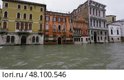 Approaching palazzo corner contarini dei cavalli on grand canal in venice. Стоковое фото, фотограф David Kashakhi / Фотобанк Лори
