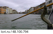 Gondolier rowing gondola on grand canal in venice, Italy. Стоковое фото, фотограф David Kashakhi / Фотобанк Лори